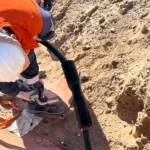 técnicos trabajando en mufa eléctrica